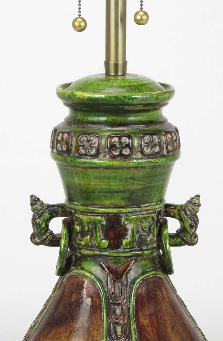 Marbro Lámpara de Sobremesa de Cerámica China Estilo Urna con Acabado Craquelado y Dragones mediados del siglo XX en venta