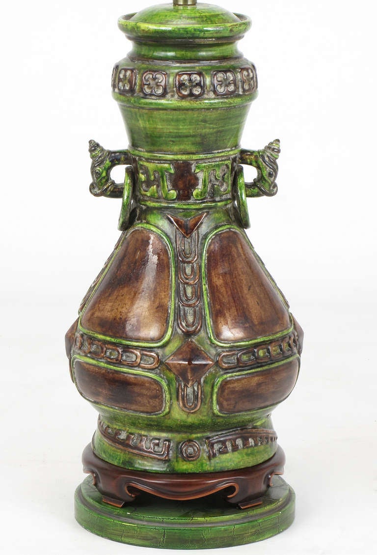Américain Lampe de bureau de style urne chinoise en céramique Marbro, finition craquelée avec dragons en vente