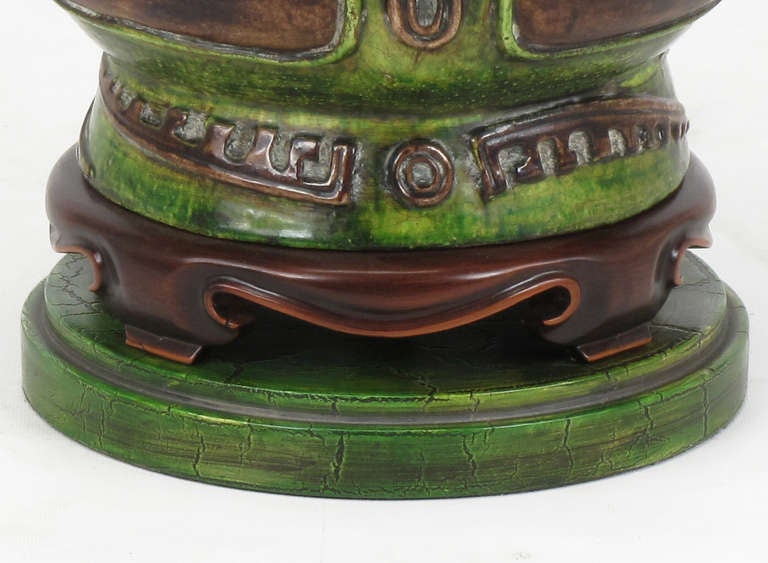 Laiton Lampe de bureau de style urne chinoise en céramique Marbro, finition craquelée avec dragons en vente
