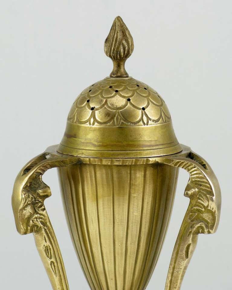 Coppia di zoccoli e teste di ariete in ottone in stile Impero In condizioni buone in vendita a Chicago, IL