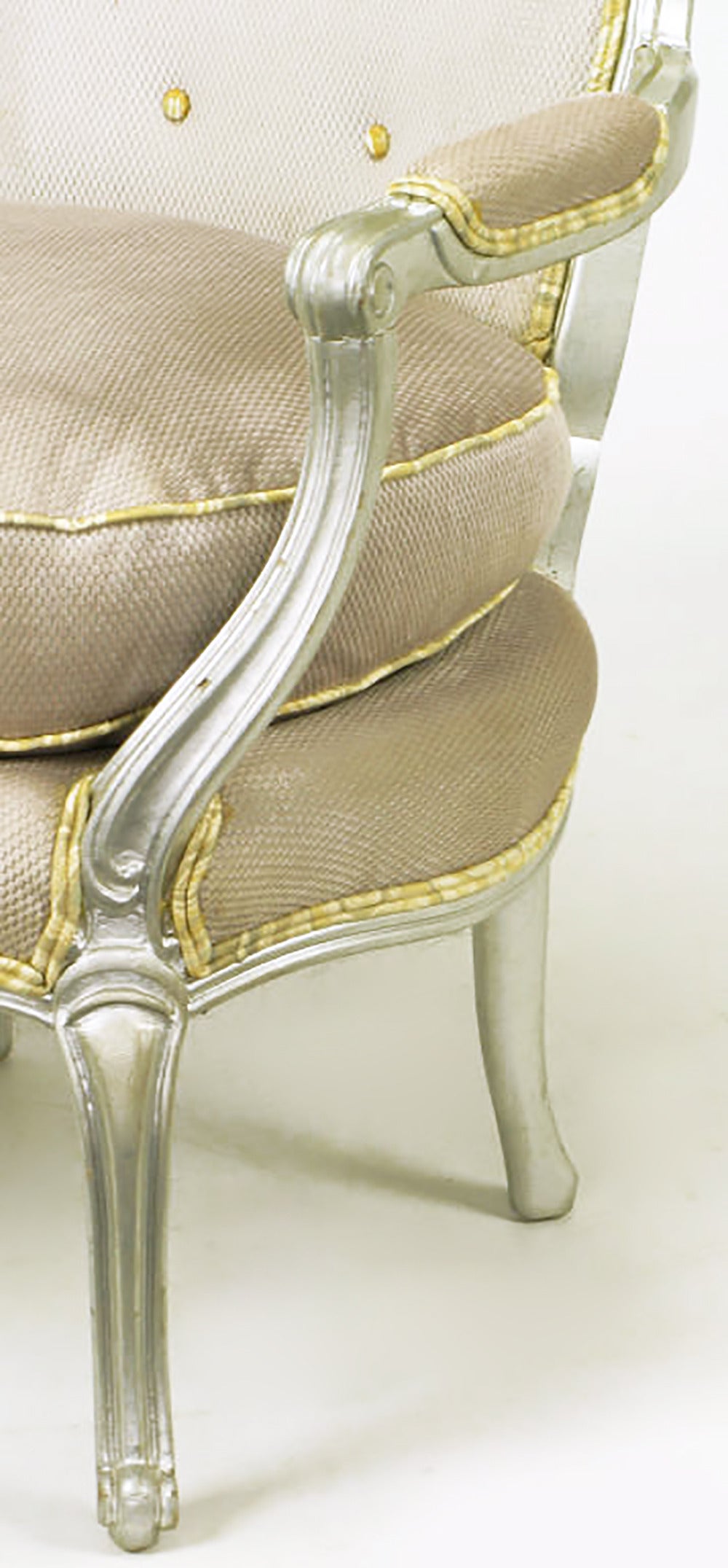 Paar silberlackierte Louis XV-Fauteuils aus getuftetem Samt mit Knopfleiste (Lack) im Angebot