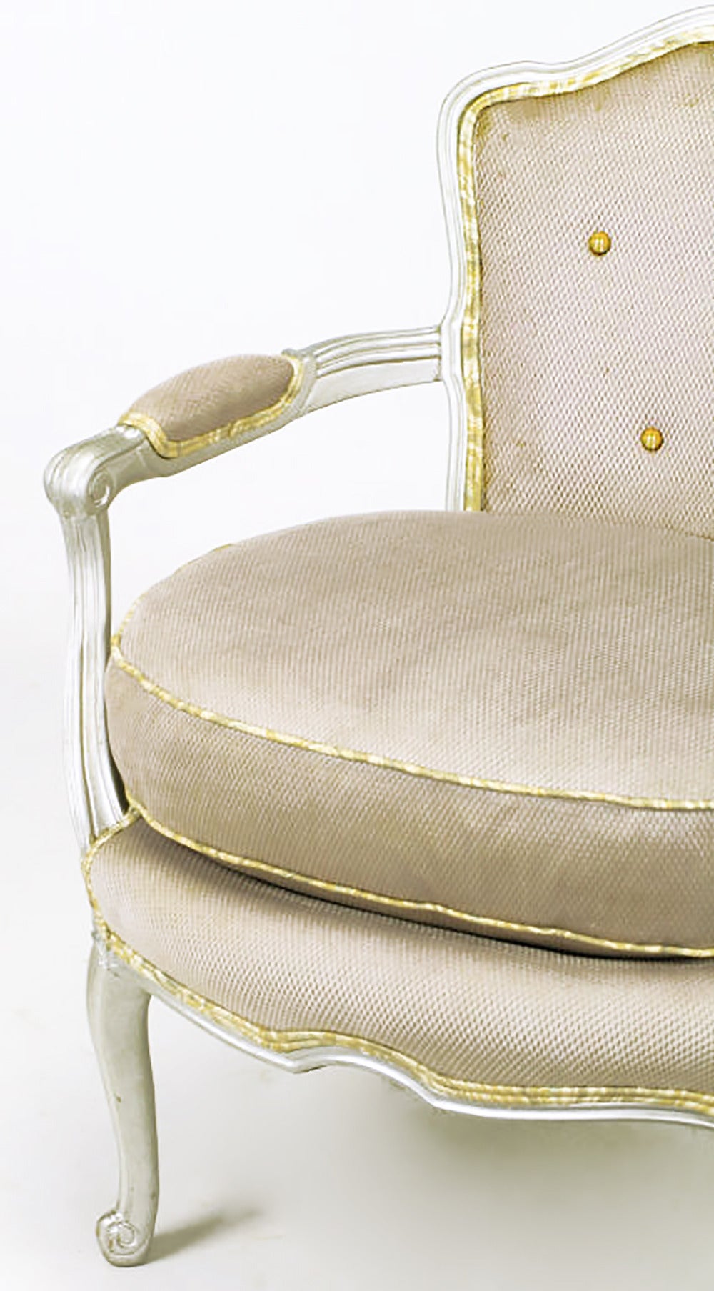 Paar silberlackierte Louis XV-Fauteuils aus getuftetem Samt mit Knopfleiste im Angebot 1