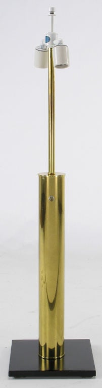 Nessen-Tischlampe aus Messing mit Zylinder und schwarzem Lackfuß (amerikanisch) im Angebot