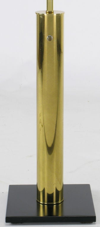 Nessen-Tischlampe aus Messing mit Zylinder und schwarzem Lackfuß (Mitte des 20. Jahrhunderts) im Angebot