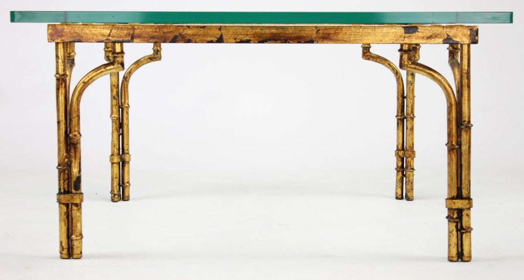 Américain Table basse en métal doré patiné et bambou en vente