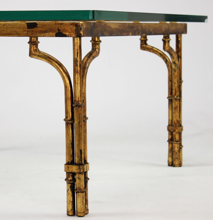 Métal Table basse en métal doré patiné et bambou en vente