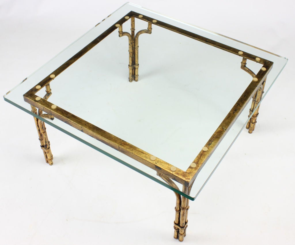 Table basse en métal doré patiné et bambou en vente 1