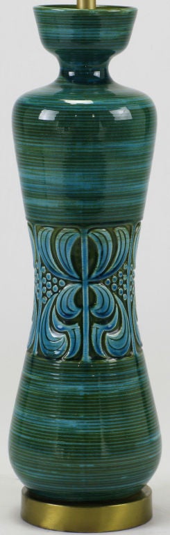 Handgedrehte, blau und grün glasierte Glasur  Töpferei-Tischlampe (Messing) im Angebot