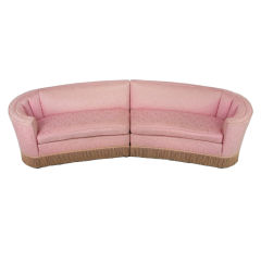 canapé sectionnel incurvé des années 1940:: tapissé de damas rose