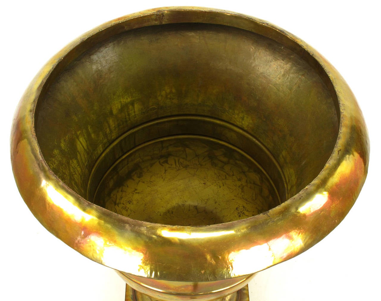 Laiton Paire de grandes urnes palatiales en laiton lavé à l'acide et martelé en vente