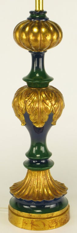 Substantielle lampe de table à corps en céramique émaillée, avec des détails et une base en forme de feuille d'acanthe et de calebasse segmentée et dorée. Les autres segments sont émaillés d'une finition bleue passant au vert. Vendu avec un
