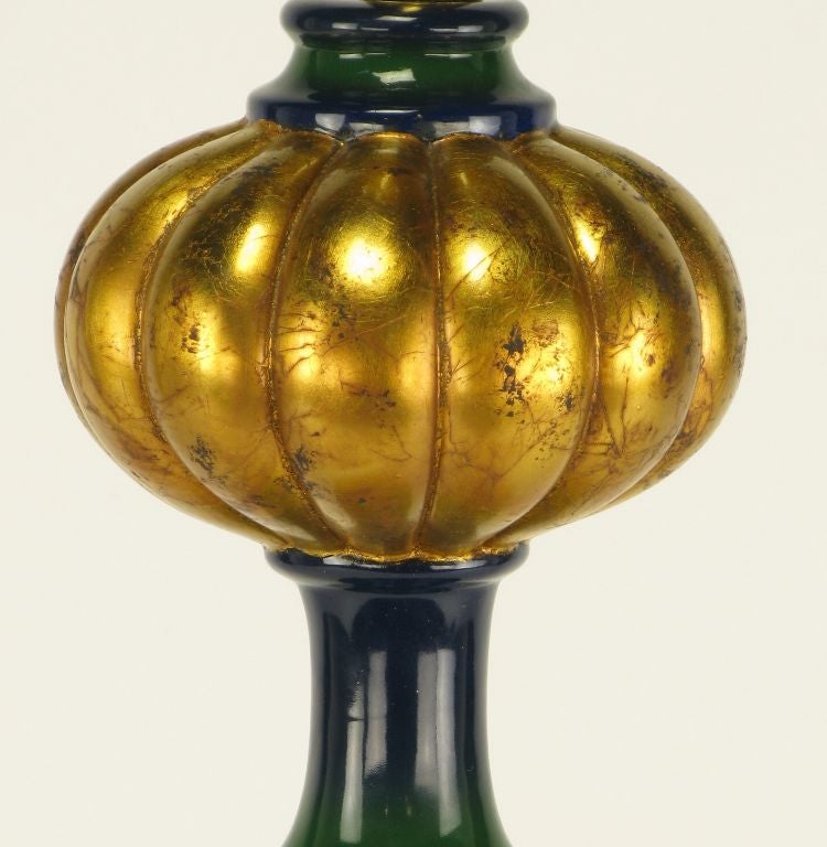 Américain Lampe de bureau de style Empire en céramique émaillée bleu-vert et dorée à la feuille en vente