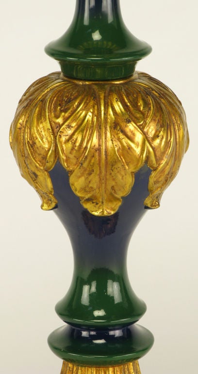 Vernissé Lampe de bureau de style Empire en céramique émaillée bleu-vert et dorée à la feuille en vente