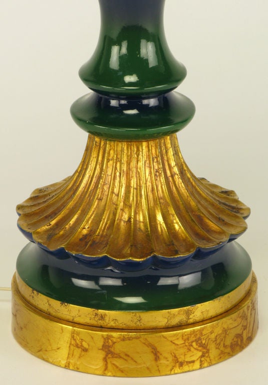 Milieu du XXe siècle Lampe de bureau de style Empire en céramique émaillée bleu-vert et dorée à la feuille en vente