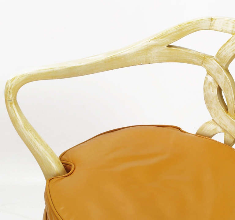 Bois Paire de chaises pivotantes italiennes Empire en bois sculpté et cuir en vente