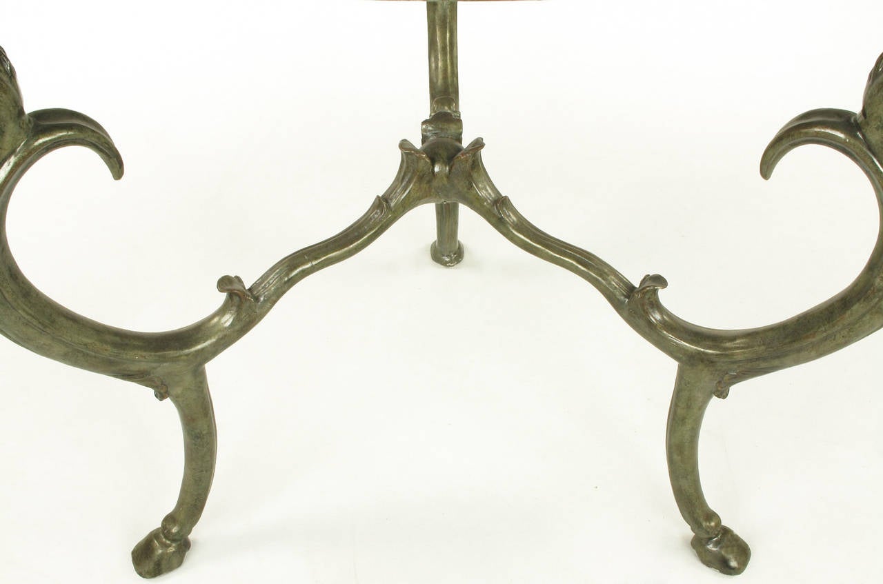 Laqué Table ronde à plateau en onyx avec base en fer patiné en forme de tête de cheval en vente