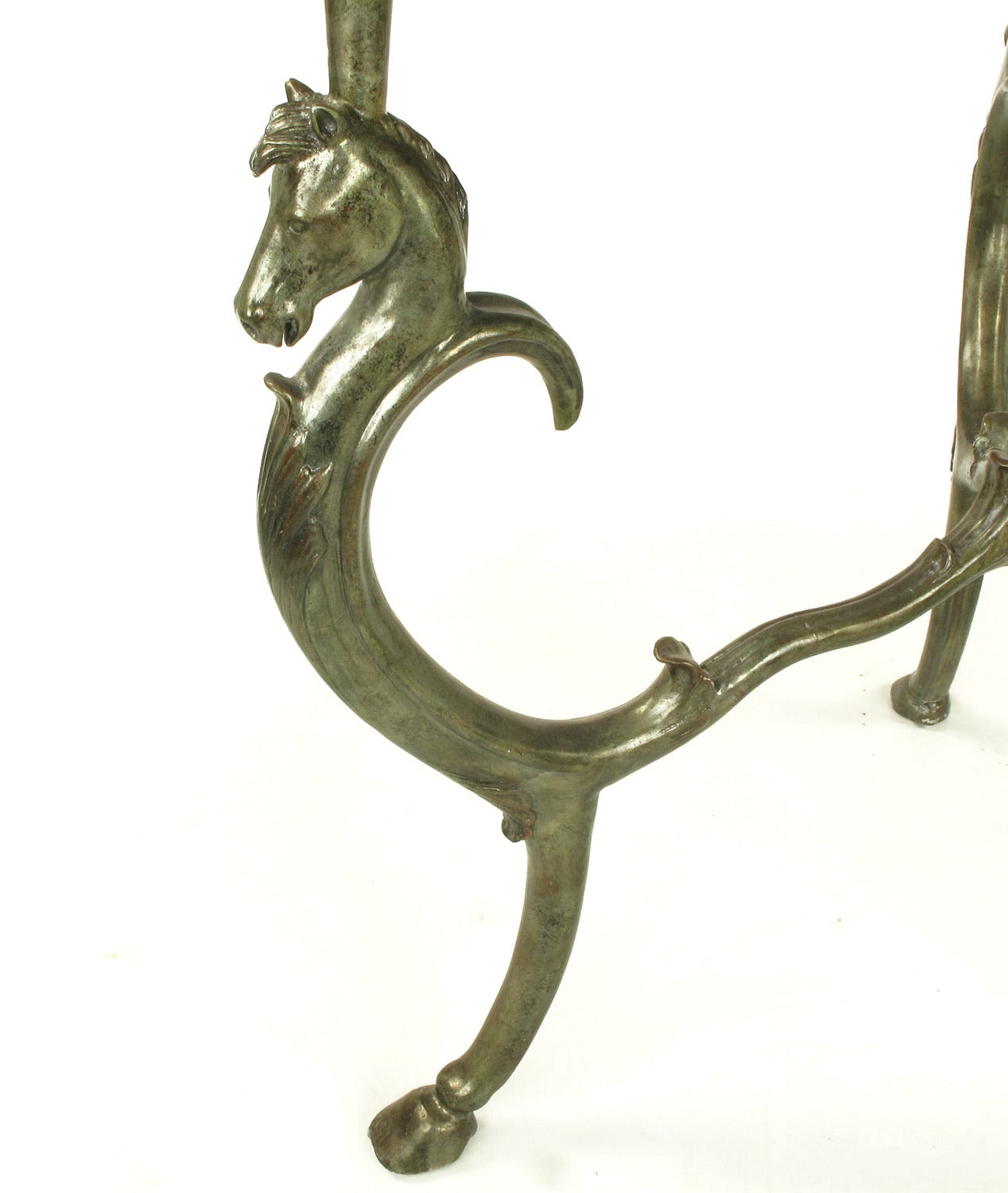 Table ronde à plateau en onyx avec base en fer patiné en forme de tête de cheval Excellent état - En vente à Chicago, IL