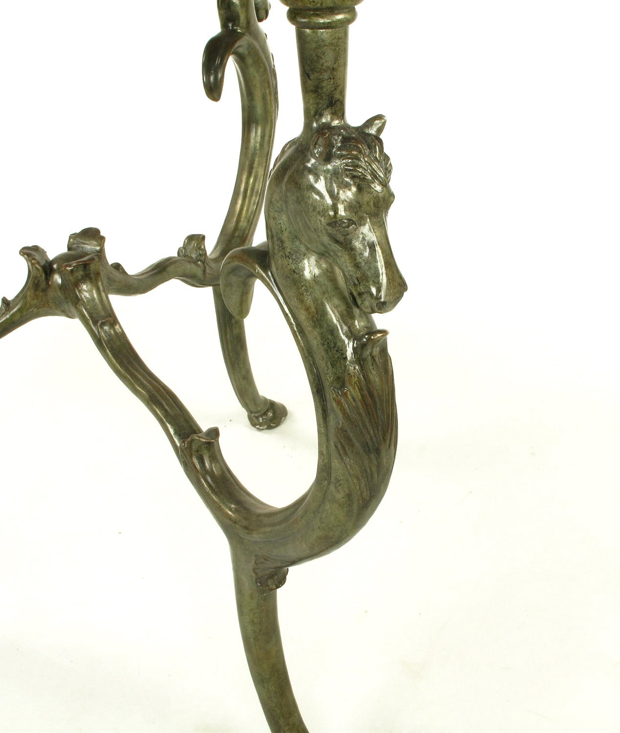 Milieu du XXe siècle Table ronde à plateau en onyx avec base en fer patiné en forme de tête de cheval en vente