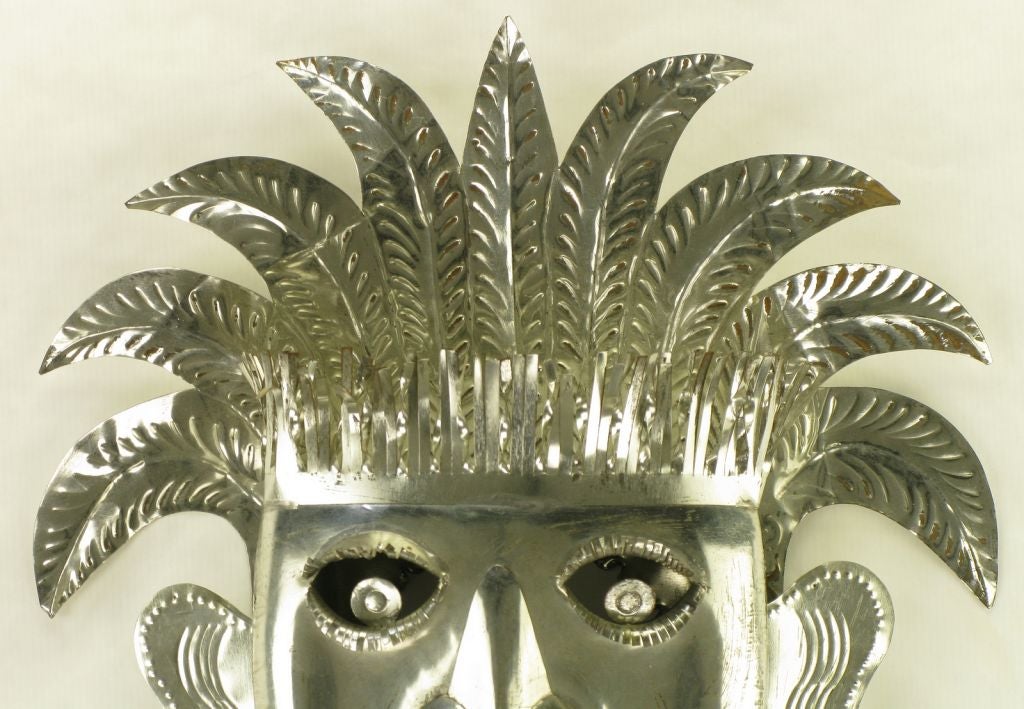 Laque Masque tribal mural en métal poli et estampillé en vente