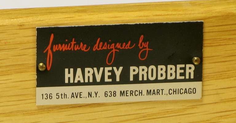 Harvey Probber Hoher Schrank aus gebleichtem Mahagoni und elfenbeinfarbenem Leder im Angebot 4