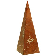 Escultura pirámide de mármol rojo.