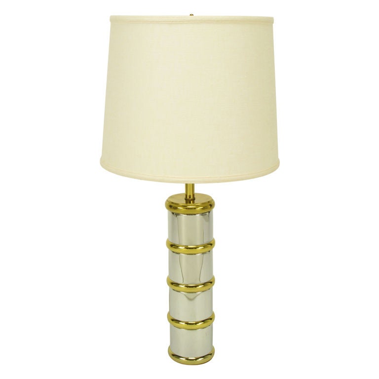 Lampe de table à colonne segmentée en chrome et laiton.