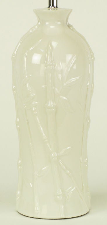 Keramik-Tischlampe mit glasiertem weißem Bambusrelief (amerikanisch) im Angebot
