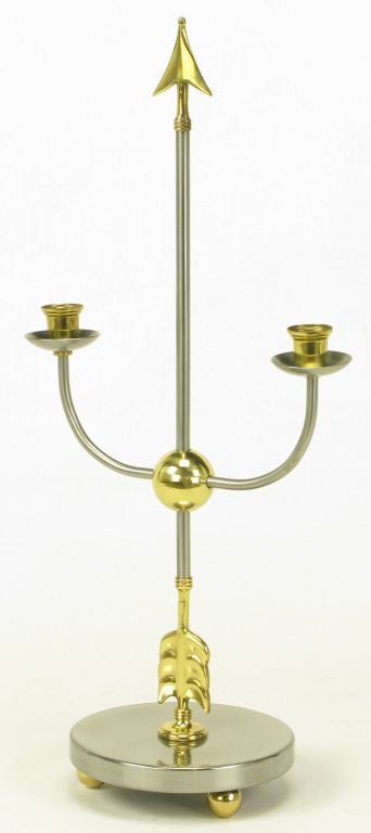Metà XX secolo Coppia di candelabri italiani in stile impero in acciaio spazzolato e ottone in vendita