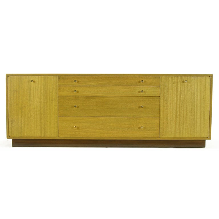 Harvey Probber Langer Mahagoni-Schrank mit gebleichter Schleife (Gebleicht) im Angebot