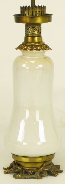 Crackle-Tischlampe aus weiß glasierter Keramik und Messing im Regency-Stil. (amerikanisch) im Angebot