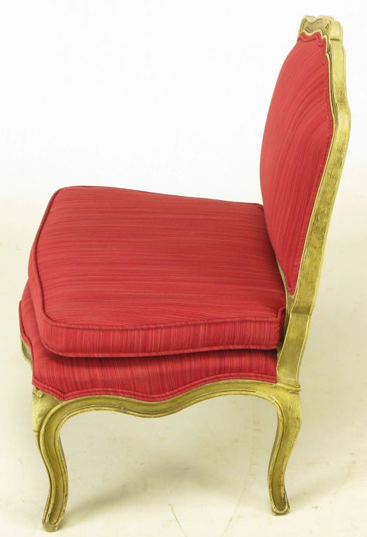 Milieu du XXe siècle Chaise d'enfant de style Queen Anne en bois sculpté et laqué en vente