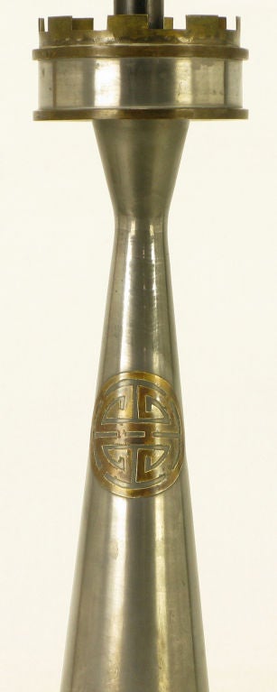 Asiatisch inspirierte Tischlampen aus Zinn und Messing, Paar (Mitte des 20. Jahrhunderts) im Angebot