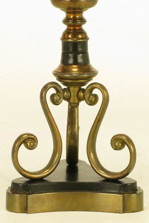 Milieu du XXe siècle Lampe de bureau en forme de balustre en laiton et cuir noir en vente