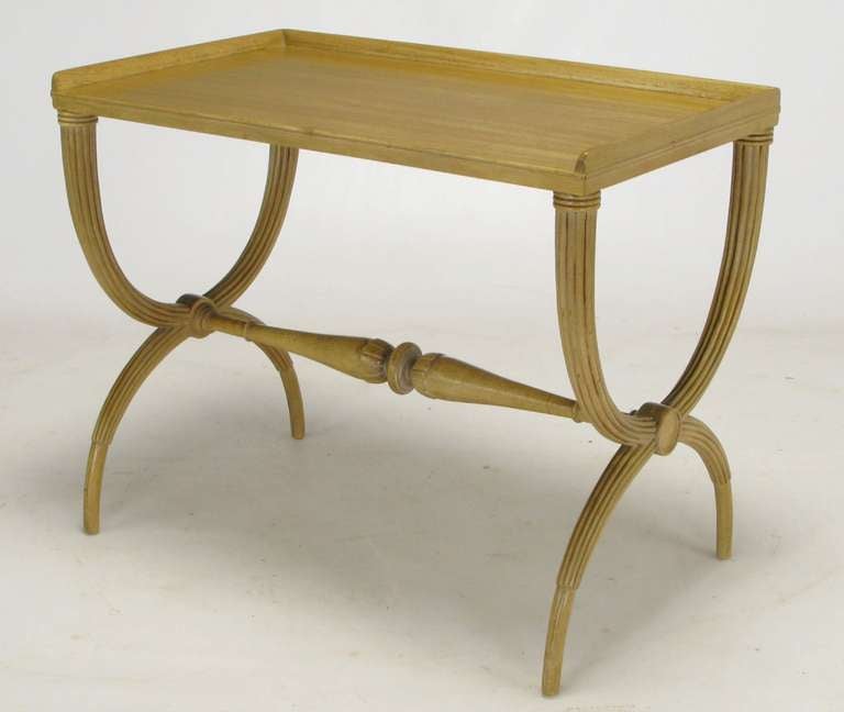 Ein seltener und früher Entwurf von Edward Wormley für Dunbar. Dieser Tisch mit geriffelten Curule-Beinen hat eine dreiseitige, von einer Galerie umrahmte Platte und eine dreiteilige Bahre, die mit den Medaillons in der Mitte der Curule-Beine