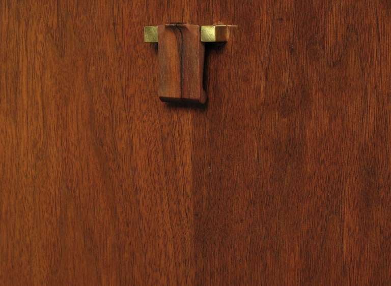 Credenza Edward Wormley de caoba y palisandro con bordes levantados 1
