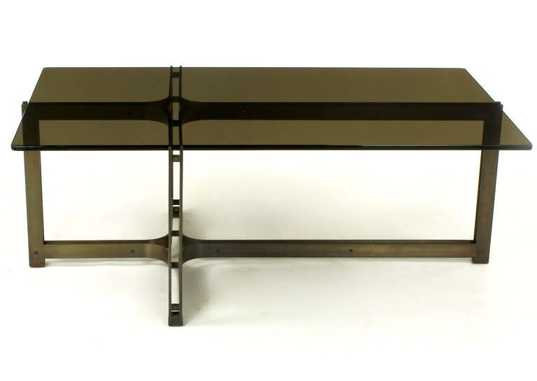 Base de mesa de centro arquitectónica interconectada de bronce cepillado con separadores de bronce, tapas y patas de palisandro y tablero de cristal ahumado, de Tom Lopinski para Dunbar. La parte superior encaja de forma segura en el hueco de cada