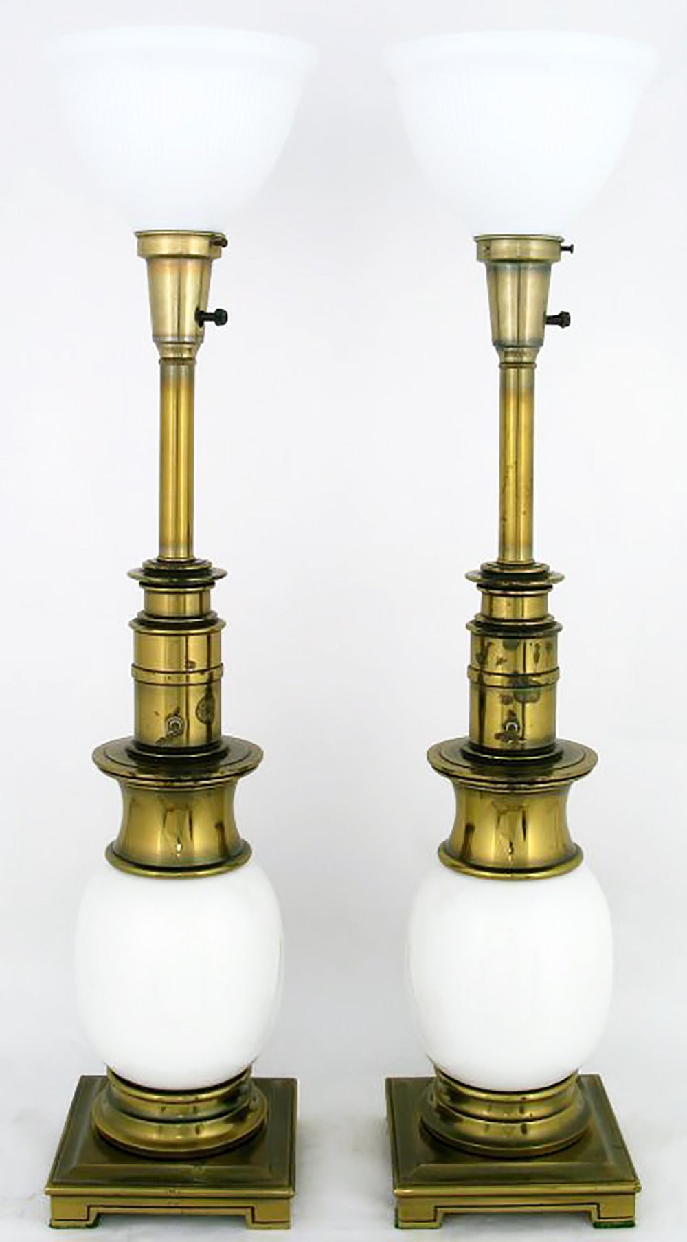 Ein sehr elegantes Paar Tischlampen von Stiffeal. Sie haben einen Korpus aus Straußenei-Porzellan mit quadratischen Sockeln und Kapitellen aus antikisiertem Messing. Der Schlüsselschalter und die originalen Milchglasdiffusoren machen den Reiz aus.