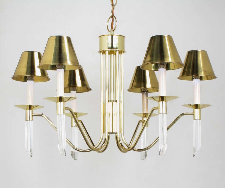 Americano Lampadario a sette luci in ottone e lucite con paralumi in ottone in vendita