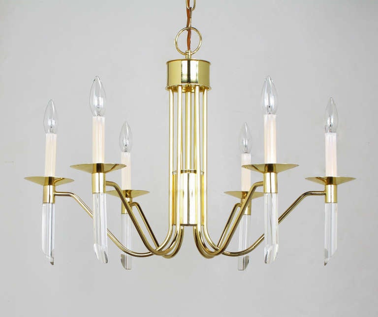 Lampadario a sette luci in ottone e lucite con paralumi in ottone In condizioni ottime in vendita a Chicago, IL