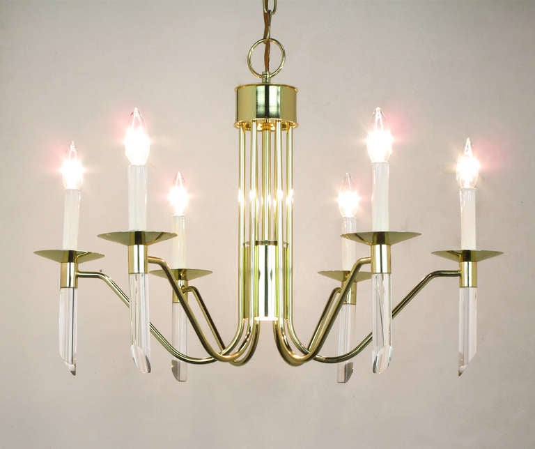 Lampadario a sei bracci in ottone e lucite di Forecast Lighting, anni '80 circa. Bracci invertiti a forma di ragno con bobeches sottili e aste in lucite tagliate ad angolo. Faretto centrale come si vede nell'immagine 6. La caduta totale con la