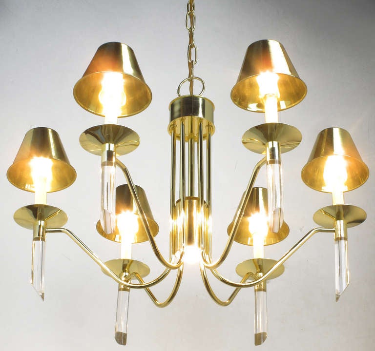 20ième siècle Lustre à sept lumières en laiton et lucite avec abat-jours en laiton en vente