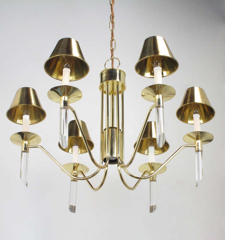 Lampadario a sette luci in ottone e lucite con paralumi in ottone in vendita 1