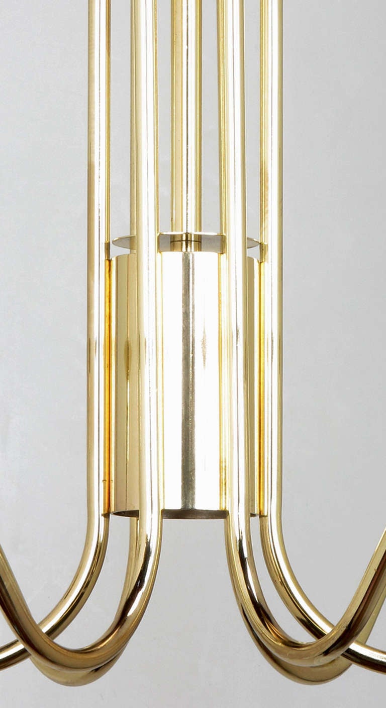 Lampadario a sette luci in ottone e lucite con paralumi in ottone in vendita 3