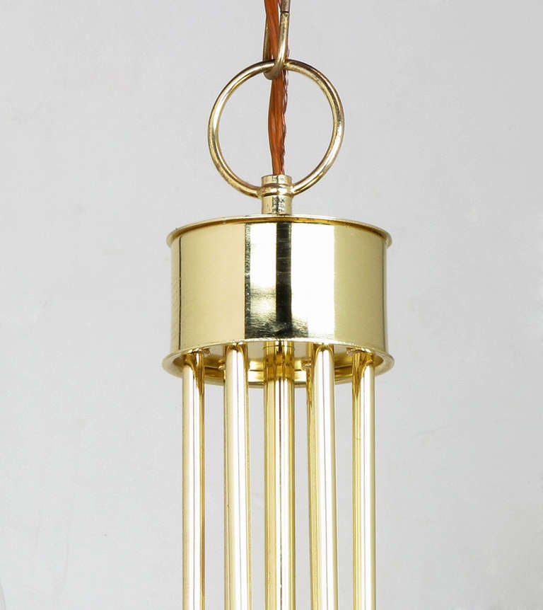 Lampadario a sette luci in ottone e lucite con paralumi in ottone in vendita 4