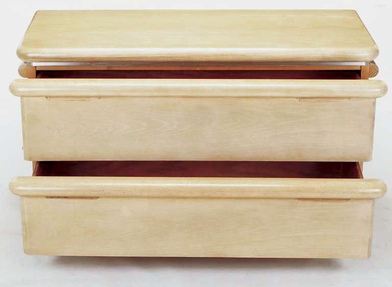 Jay Spectre Kommode aus weißer gekälkter Eiche mit zwei Schubladen (20. Jahrhundert) im Angebot