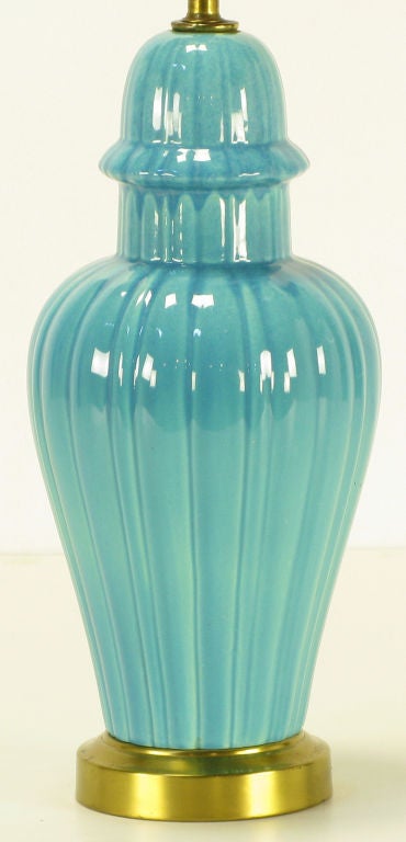 Américain Lampe de bureau en forme de jarre à épices côtelée en céramique turquoise en vente