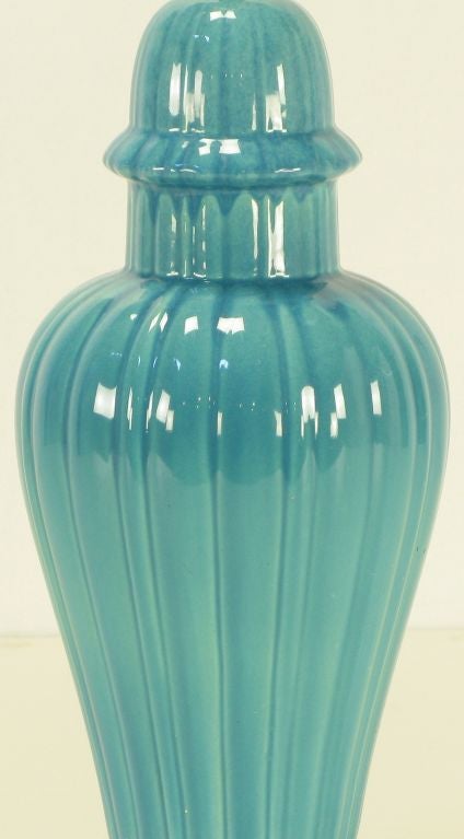 Milieu du XXe siècle Lampe de bureau en forme de jarre à épices côtelée en céramique turquoise en vente