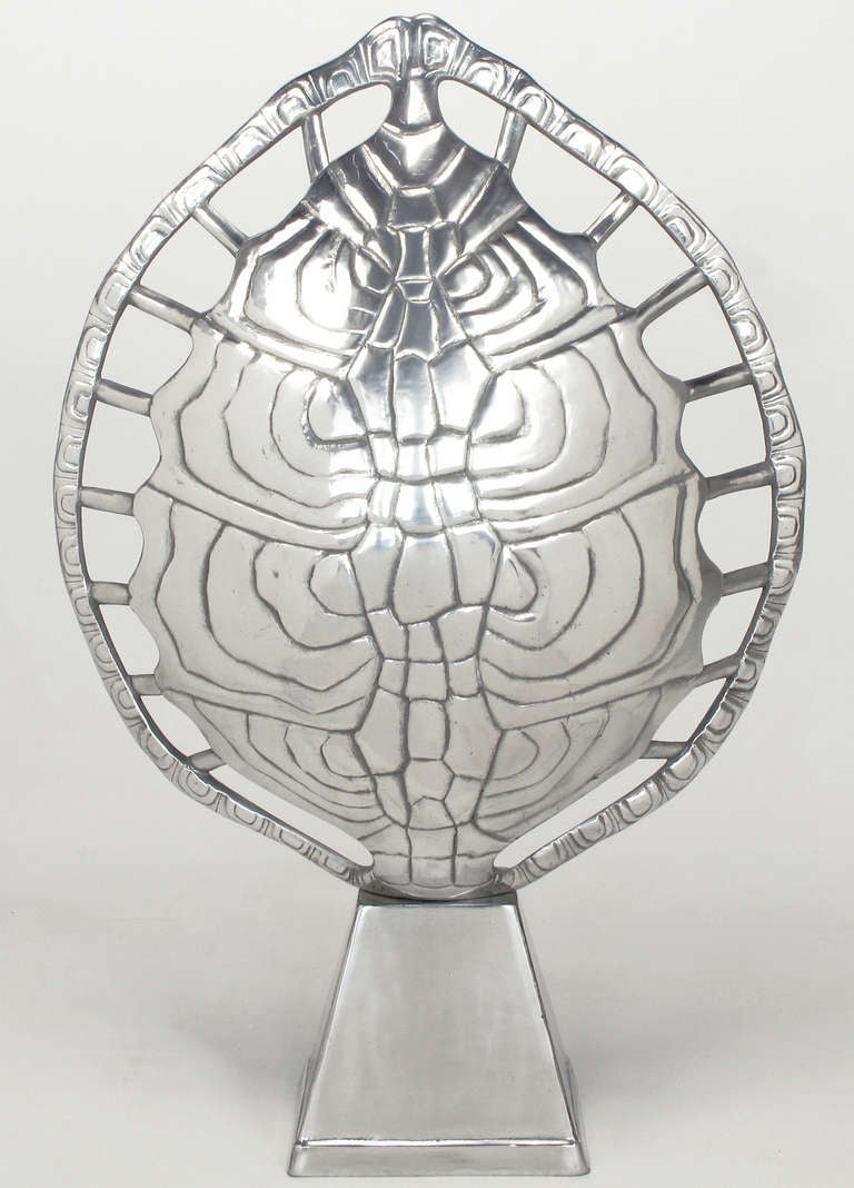 Lámpara de sobremesa de caparazón de tortuga o de tortuga, de aluminio fundido y retroiluminada, de Aurthur Court. Las aberturas perforadas rodean la concha para dejar pasar el aire y enmarcar la pieza. Montada sobre una base de aluminio fundido y