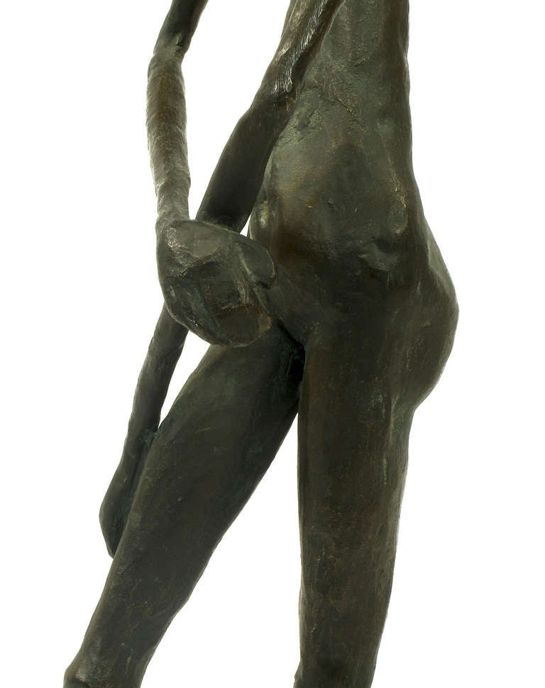 Abstrakte Skulptur eines weiblichen Akts aus Bronze, signiert (Walnuss) im Angebot