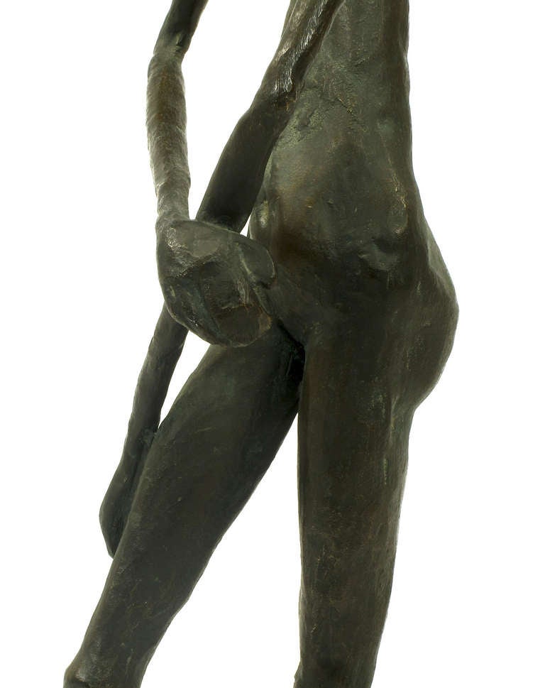 Noyer Sculpture abstraite de nu féminin en bronze signée, signée en vente